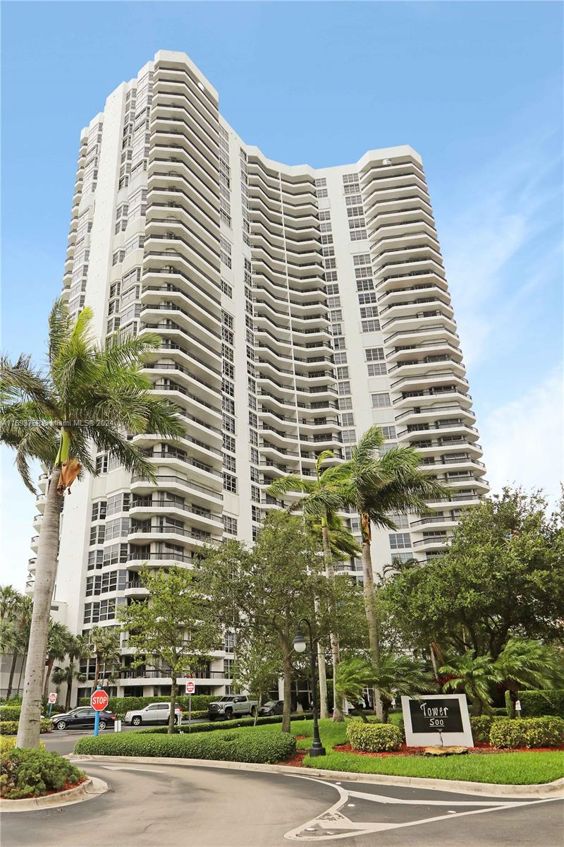 Live in paradise! Mystic Point Tower 500 offers a spacious, furnished and bright unit with breathtaking Intracoastal & Biscayne Bay views. Enjoy porcelain floors, a modern kitchen with open living & dining, and a breakfast nook. . Washer/dryer inside & ample storage. Resort-style living awaits with tennis courts, marina, lush landscaping & shops!