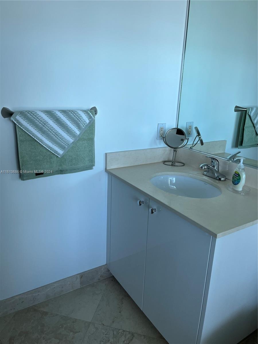 60 SW 13th St #3824, Miami FL 33130