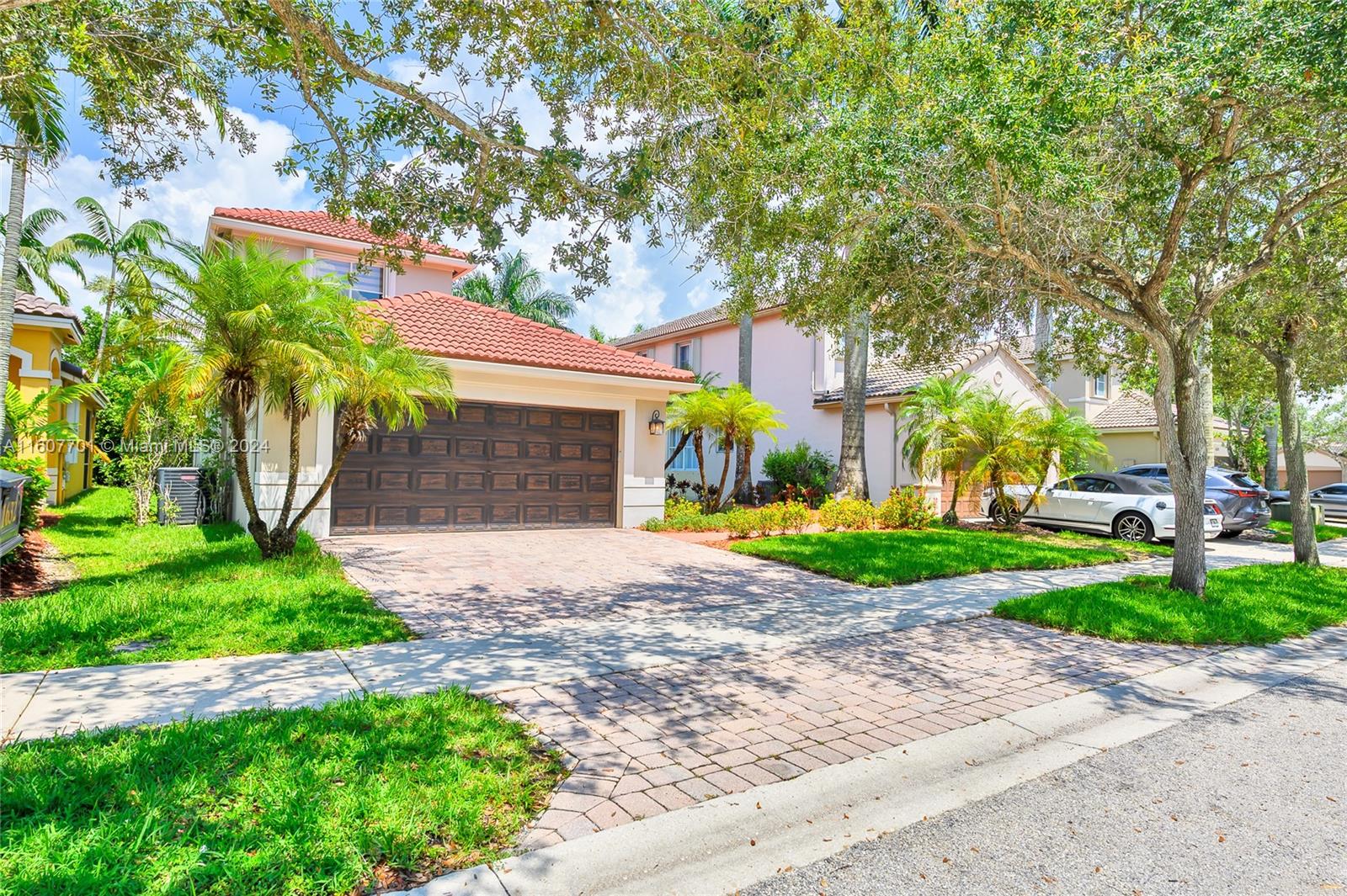 1632 NE Winterberry Ln, Weston, Florida image 2