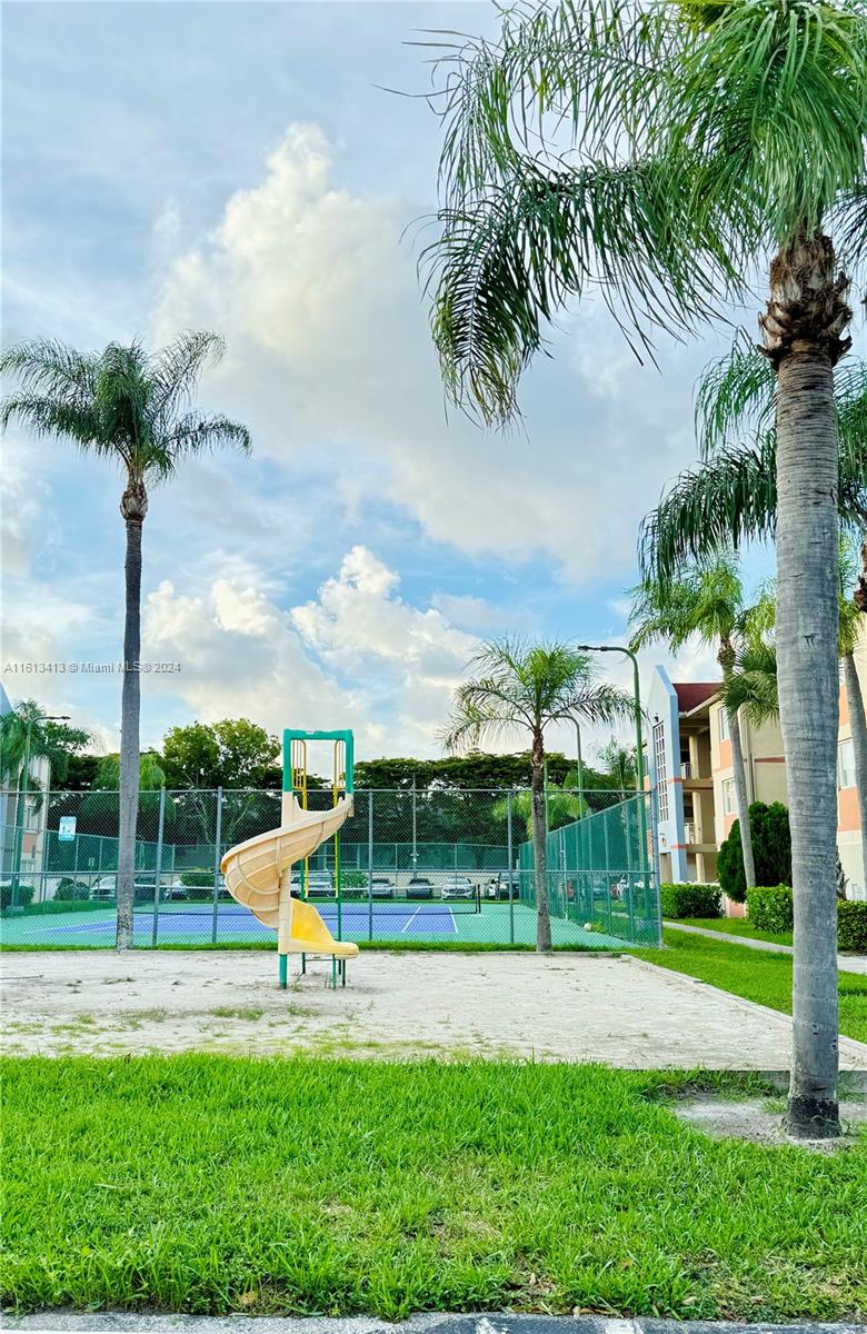 Residential, Hialeah, Florida image 2