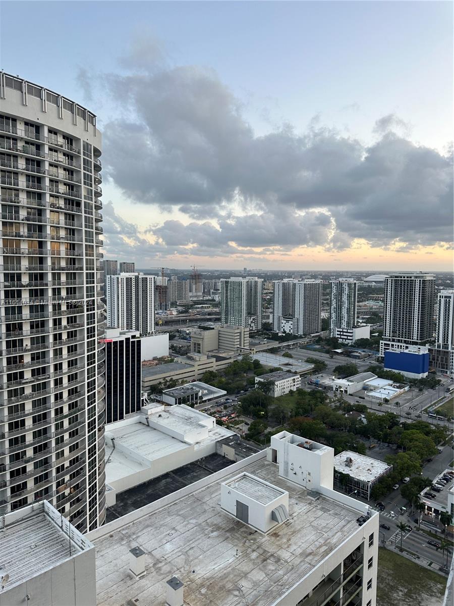 One-bedroom plus den and two-bathroom apartment boasts a stunning view of Biscayne Bay and amazing amenities to keep you entertained and relaxed. The Den is converted into a second bedroom. 1 assigned parking, 2 pools , yoga studio, game room, spa (currently under renovation), gym, massage areas, lounge area, movie theatre, 24-hour doorman, business lounge, kids play area. The pool overlooking the Biscayne Bay or the Sunset pool overlooking the city. Fast Approval