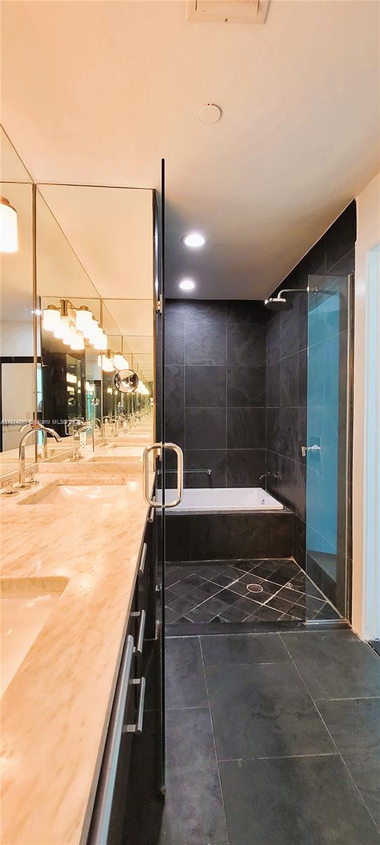 900 Biscayne Blvd #2503, Miami FL 33132
