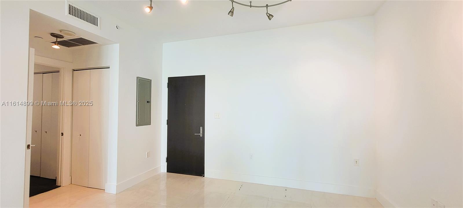 900 Biscayne Blvd #2503, Miami FL 33132