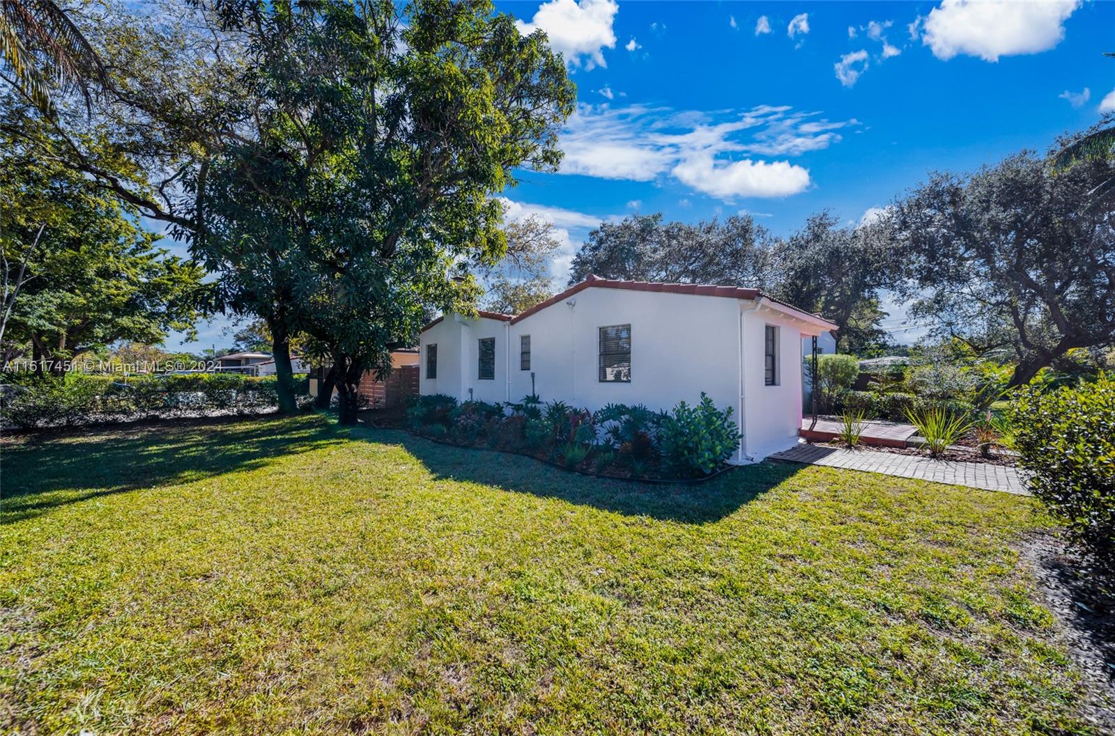 12075 NE 10th Ave, Biscayne Park, Florida image 32