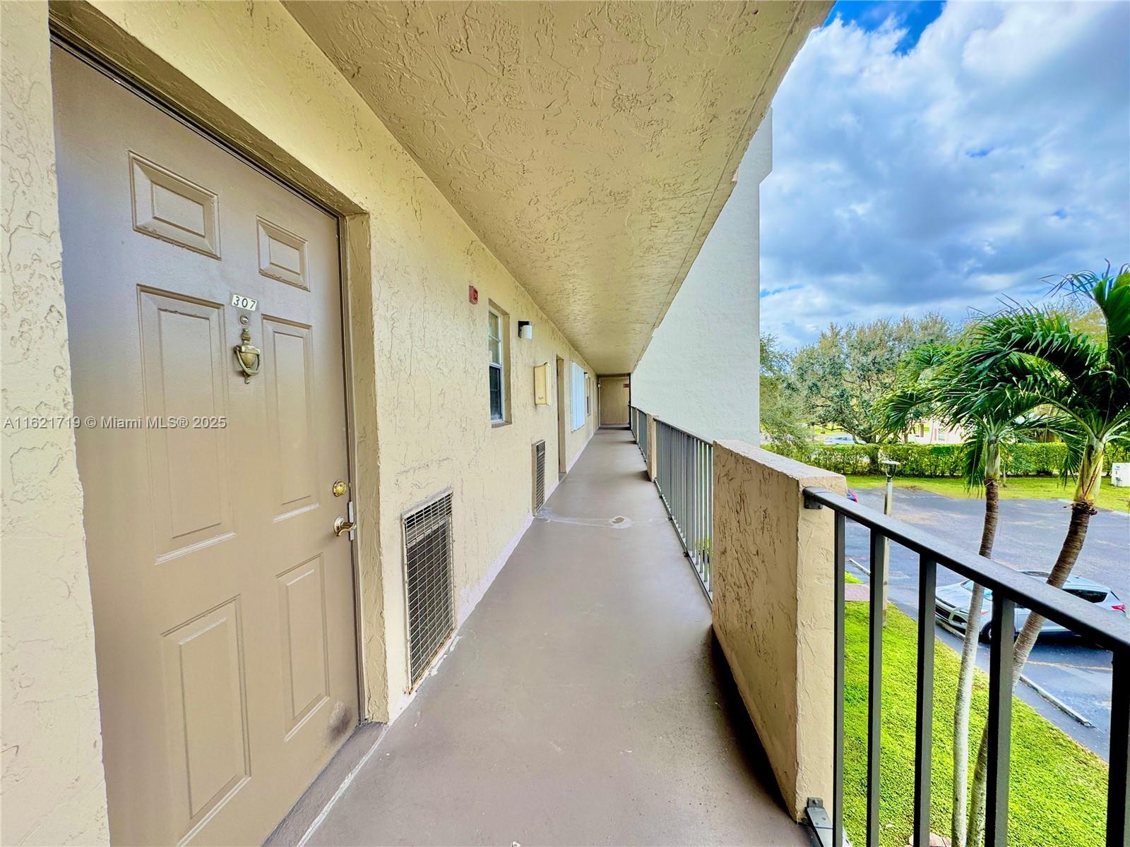 3150 W Rolling Hills Cir #307, Davie, Florida image 8