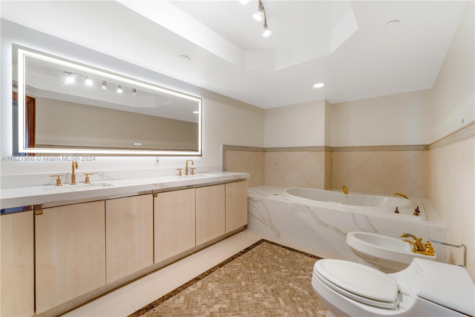 445 Grand Bay Dr #1102, Key Biscayne FL 33149