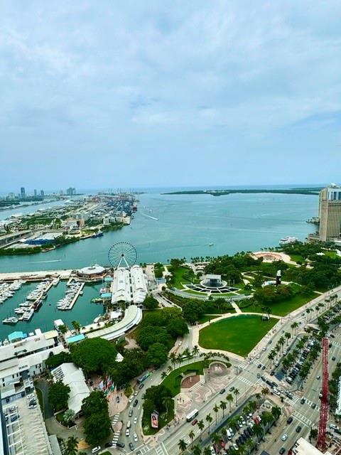 Discover the exceptional features of this stunning 47-story tower in the heart of Downtown Miami. This fully-furnished studio apartment is approved for short-term rentals, offering flexibility and convenience. Enjoy breathtaking views of the Miami skyline and unobstructed vistas of Biscayne Bay from the expansive pool deck. Your journey begins in the modern residential lobby, where a 24/7 concierge is always ready to assist. The building boasts an array of amenities, including a two-story gym, a luxurious pool deck, a poolside bar, and much more.