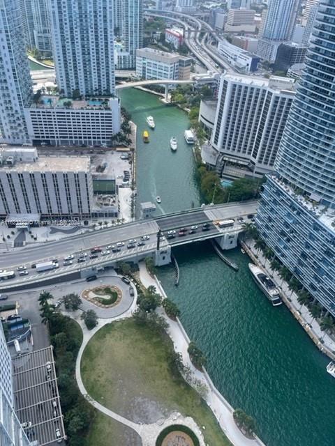 ICON Brickell Tower I - Beautiful high floor 1 bed unit in iconic building.  Amazing views of Downtown and Miami River. Building features 3 pools, valet, concierge service, sauna, movie theater, billiard room and other. Walking distance to Brickell City Center, Mary Brickell, Downtown and supermarkets. Available now.