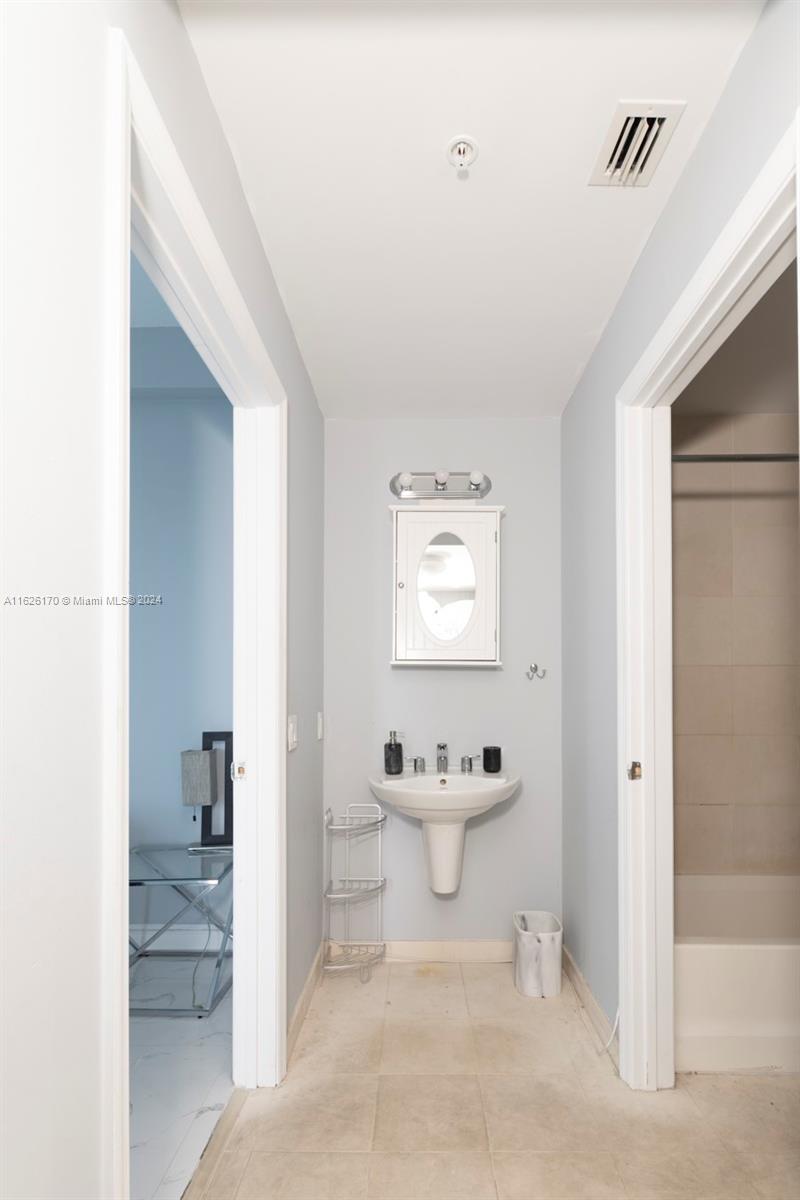 60 SW 13th St #2021, Miami FL 33130