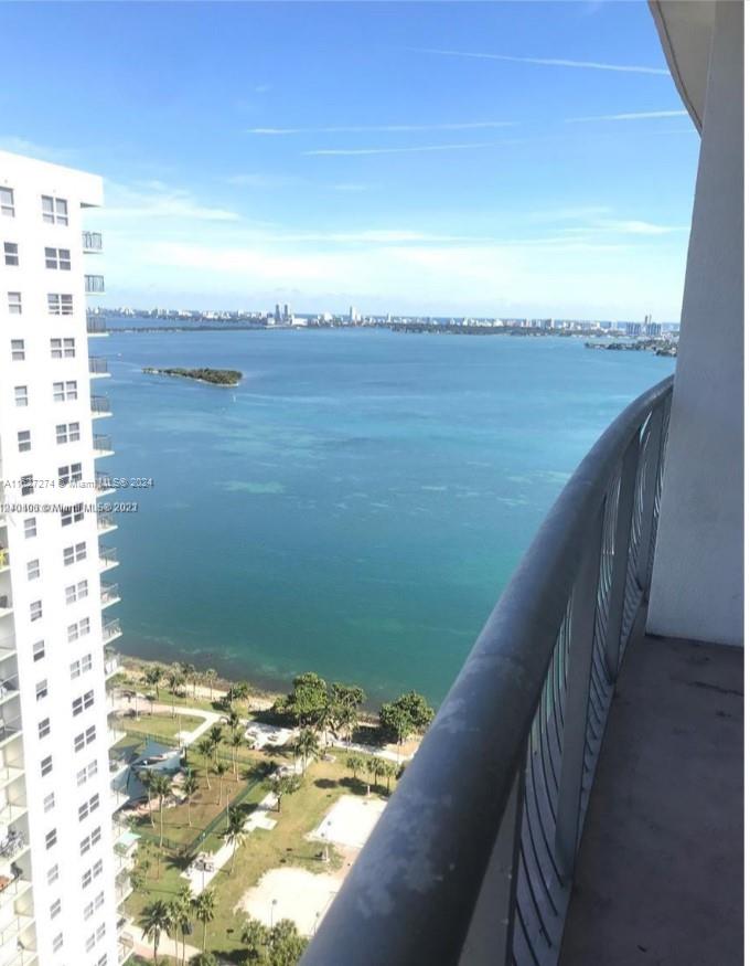 Amazing studio apartment with stainless steal appliances. Views everywhere! spectacular views of the bay and the Miami Skyline. Amenities throughout the community, guarded entrance, pool, state of the art gym. Close to Brickell, Wynwood areas and short ride to South Beach. Unit rented until Ago 31st.