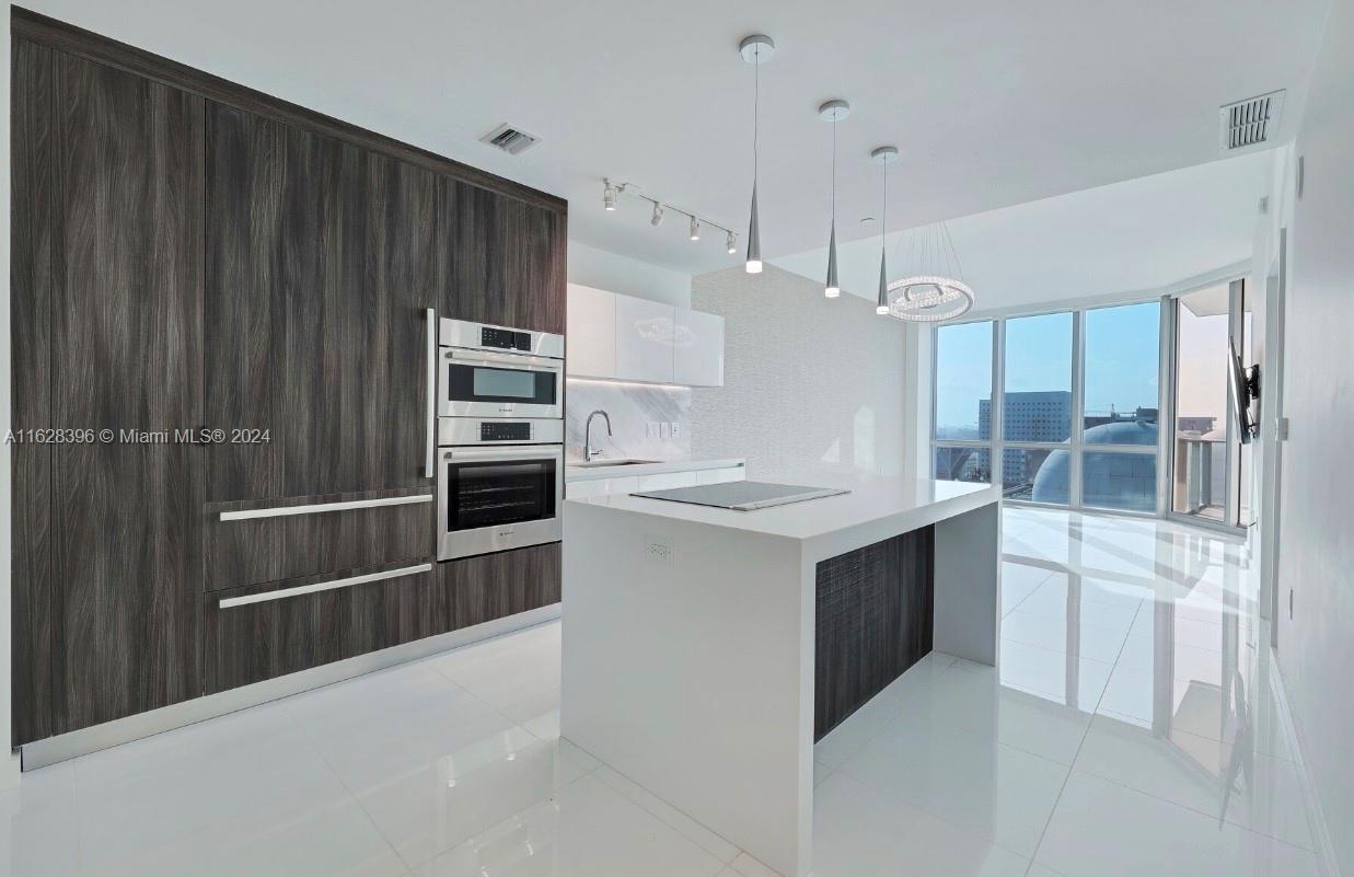 Beautiful modern 2/2 apartment located in downtown Miami right by the Miami Heat Arena, Bayside Marketplace and the Frost Museum. Minutes to Brickell, Wynwood, Miami Design District, Midtown, and South Beach. You can't find a better location then this! White flooring throughout, open concept kitchen, walk in closets, beautiful bathrooms (especially the master with light mirrors, bathtub, and walk in shower). Huge balcony with partial pool view, ocean view, and area view. 5-star resort style amenities; pool, cabanas, social lounges, spa, salon, kids room, BBQ, basketball and tennis courts, yoga studio, an incredible gym with everything you can think of! 24 hour valet and front desk!