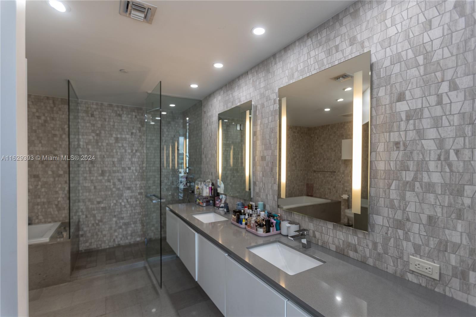 88 SW 7th St #2112, Miami, Florida image 21