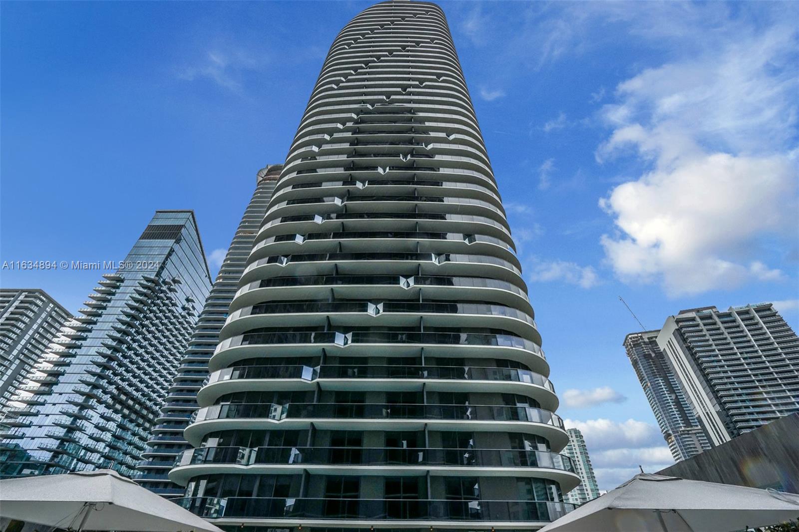 Vibrant and modern complex Brickell Heights, two sleek contemporary towers that offer a lifestyle of privilege. This is the unit 2-bedroom & 2-baths features wood floors, contemporary kitchen, wrap around balcony, washer & dryer in the unit. Amenity spaces and spectacular roof pool are designed by David Rockwell, beautiful second pool with recreational areas, Spa, Jacuzzi, steam room, media room, business center. Live in the heart of Brickell: walking distance to the shops and restaurants.