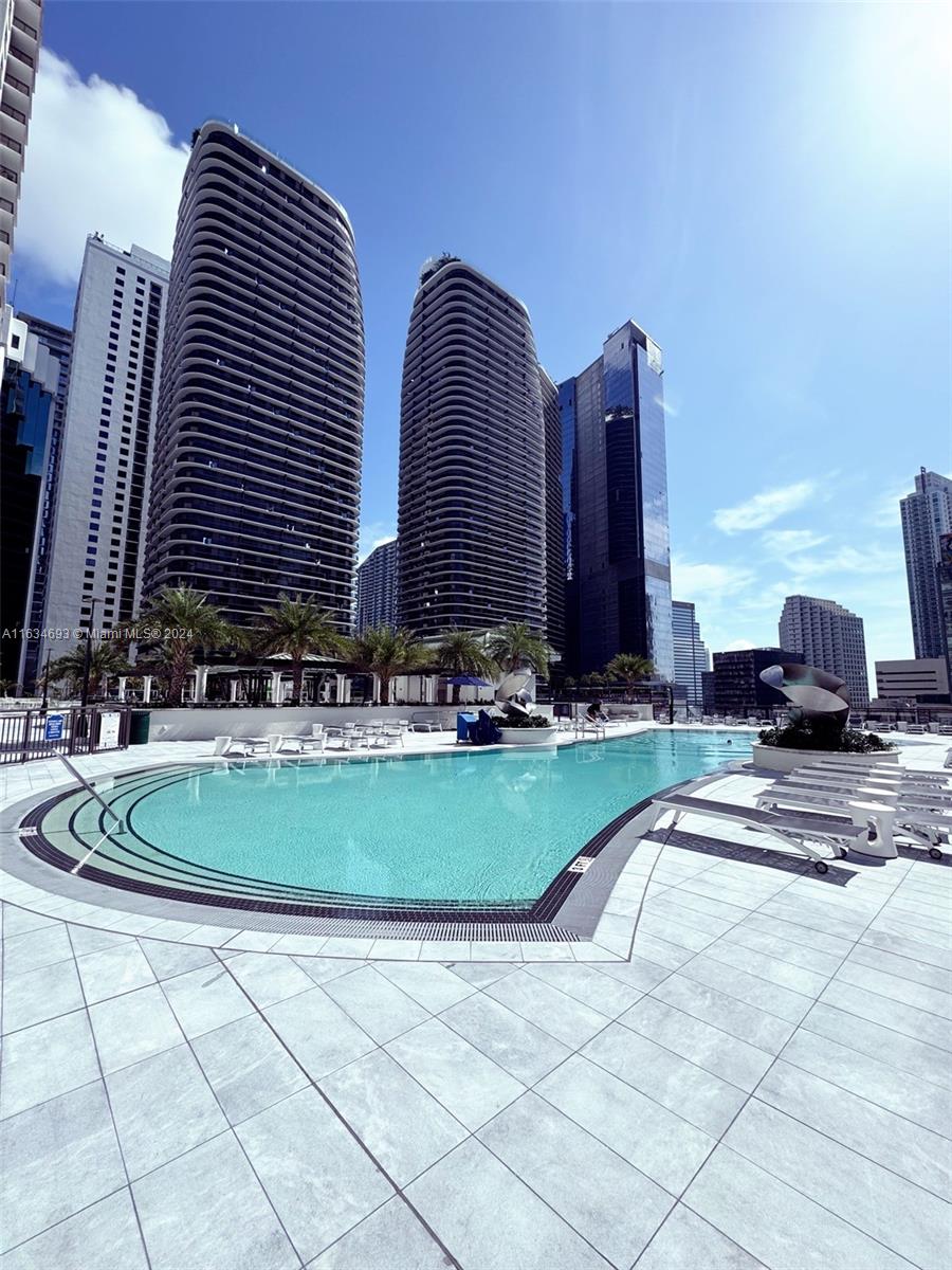 Exclusive apartment in Brickell!

This modern 2-bedroom apartment offers luxury, amazing views, and access to excellent amenities such as a pool, gym, event room, library, children's playroom, and indoor pet park. Located in the heart of Miami, you will be close to the best restaurants, shopping center, cafes, and with great transportation options like the metro and metromover just steps away. The apartment will be delivered to its new owner fully furnished.

Don't wait any longer! Schedule your visit today!