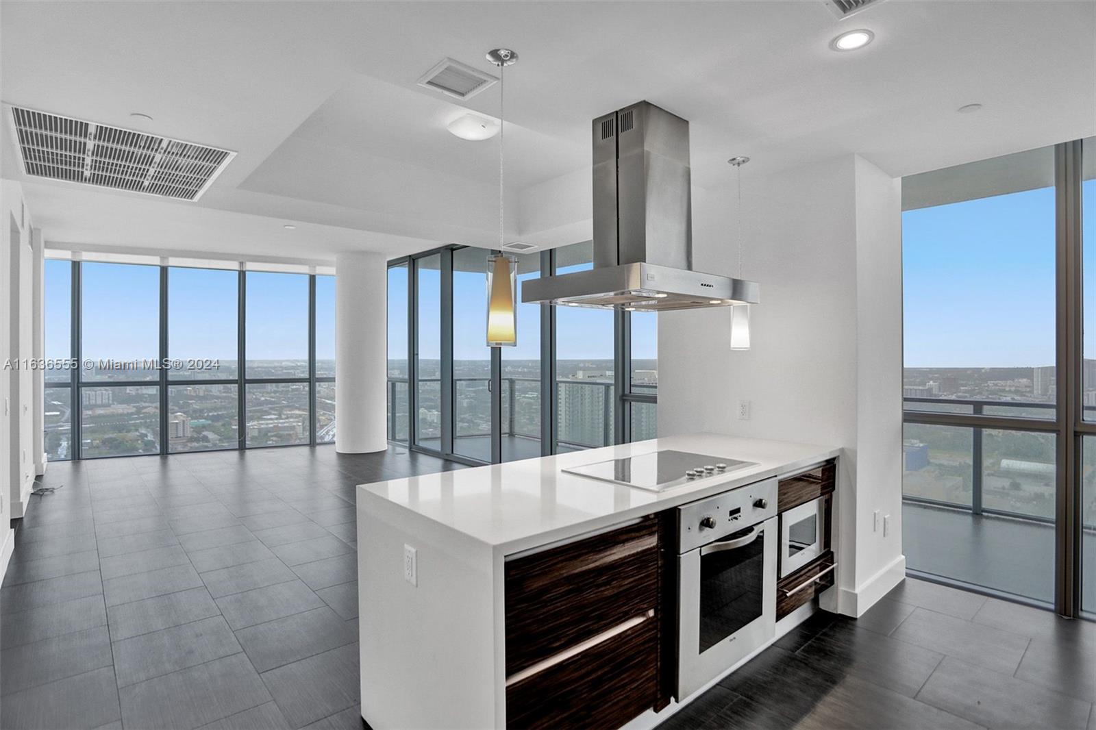 Gorgeous sunset views of Biscayne Blvd and Downtown from this beautiful 2 BD/ 2.5 BA residence with private foyer. Unit boasts tons of natural light, floor-ceiling windows, spacious and open floor plan, and top-of-the-line finishes/appliances. Enjoy the best of Downtown Miami living. 5 star amenities.