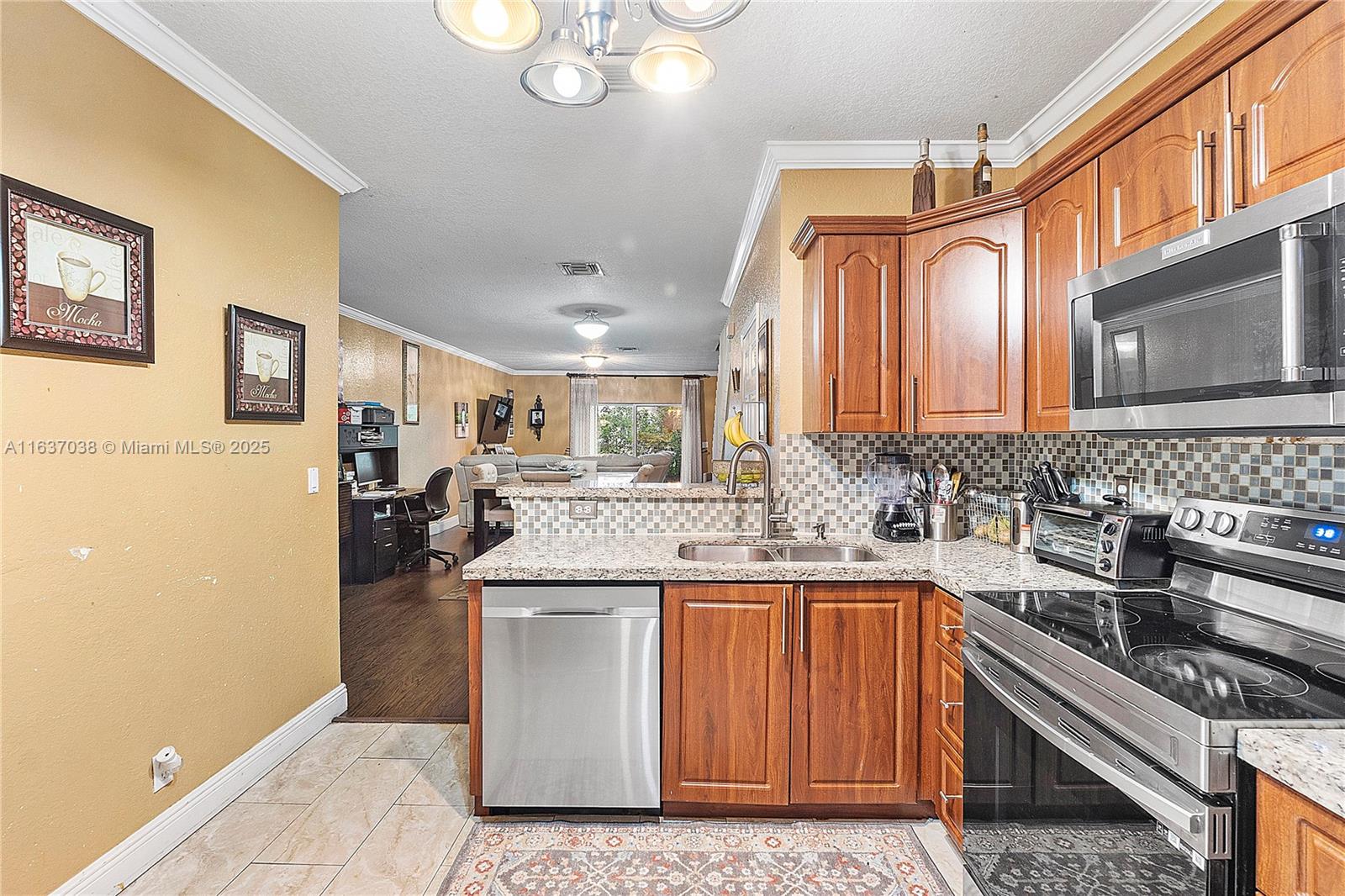 7659 Tamarac Island Circle, Tamarac, Florida image 14