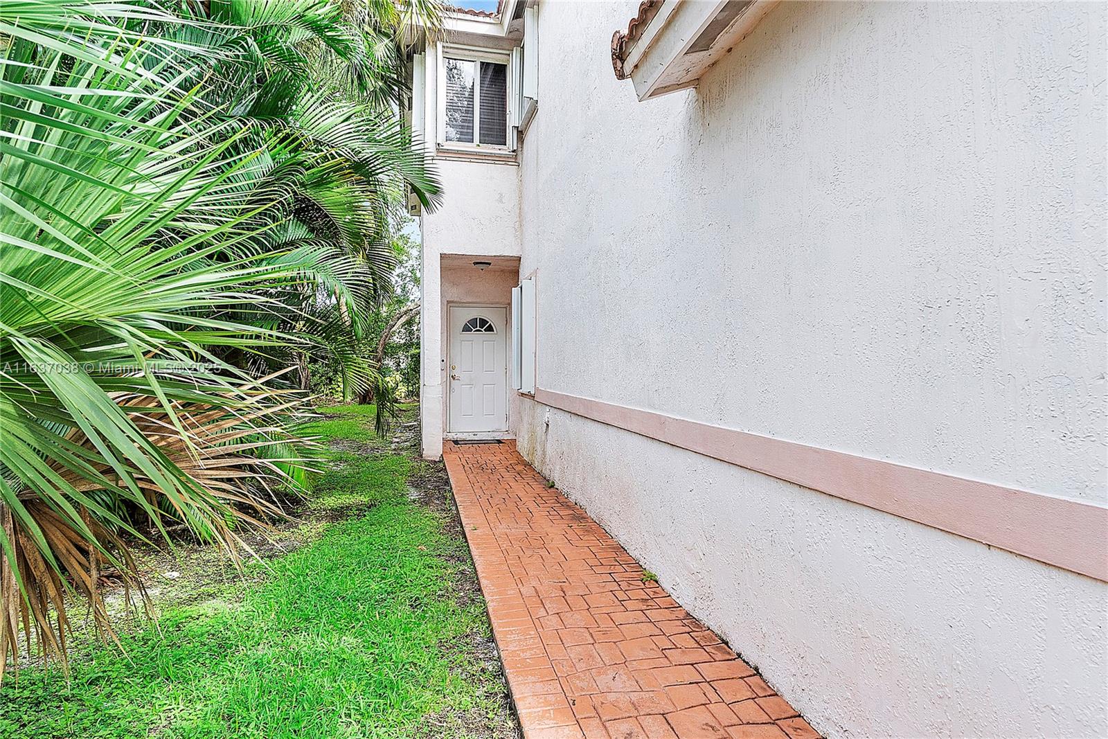 7659 Tamarac Island Circle, Tamarac, Florida image 5