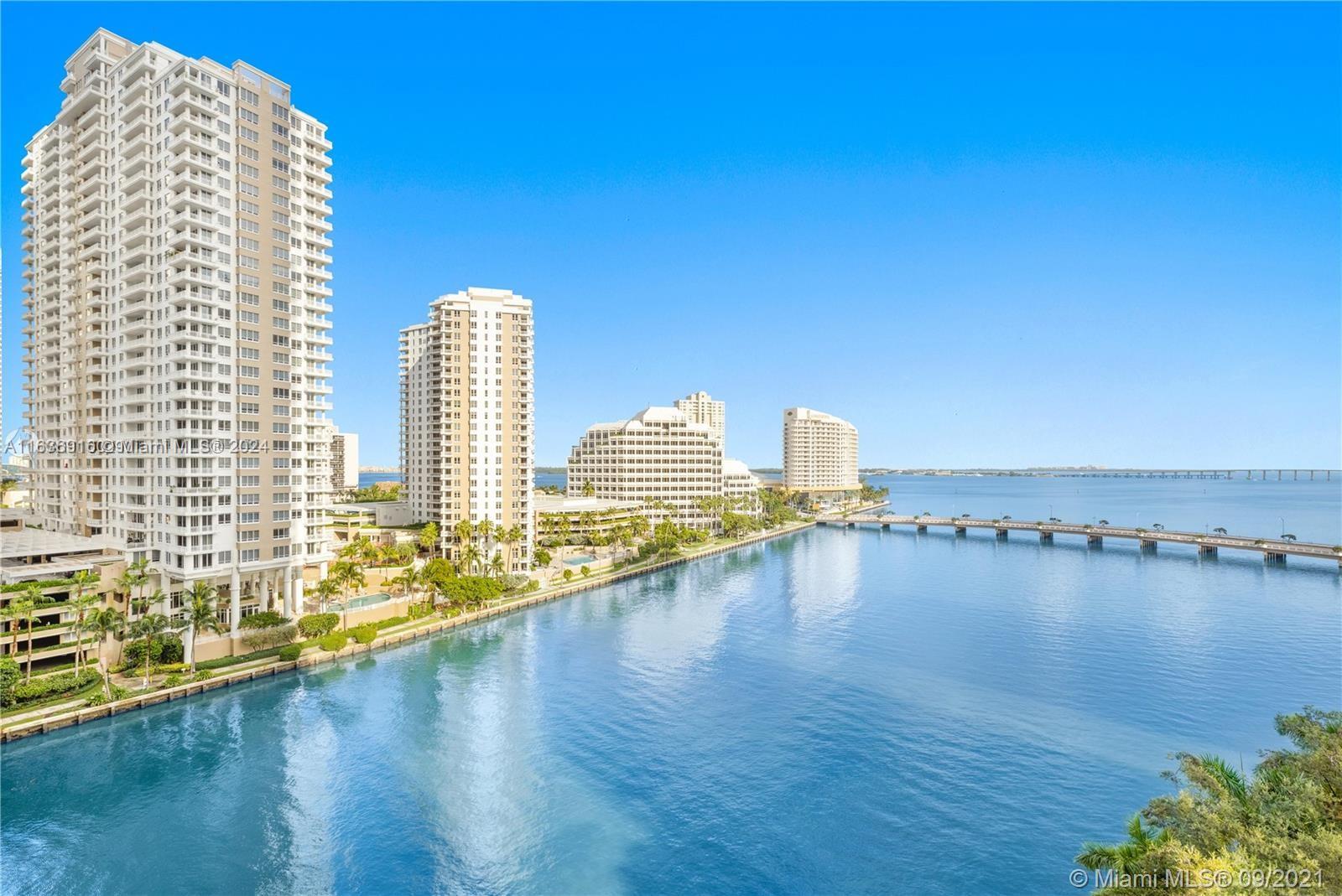 2/2 corner unit with canal views in the Icon building, with spacious rooms and closets. The Icon building have top of art amenities, full pool service and its location is steps from all Brickell and City Centre has to offer. Right next to the 95 exit.