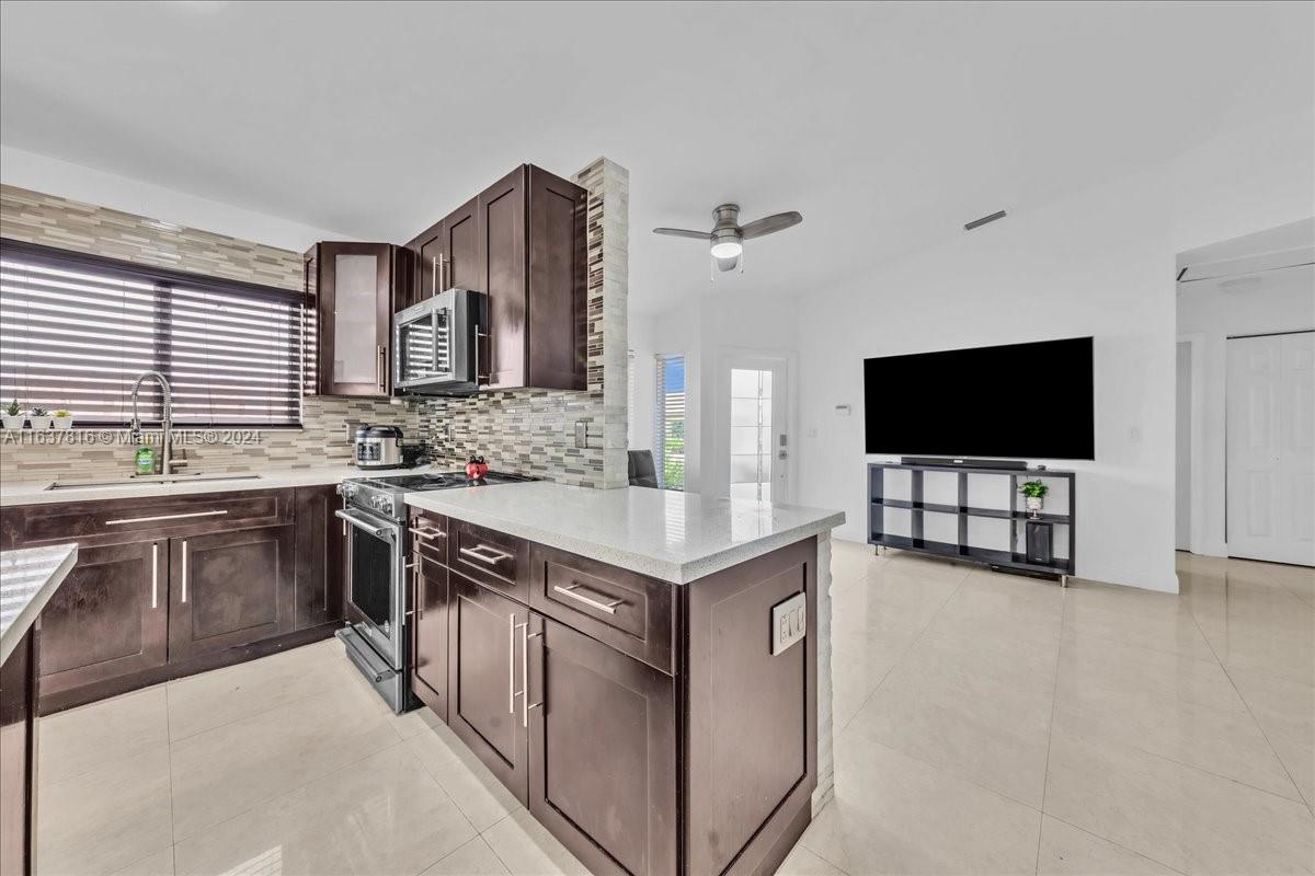 409 Kelly Ln, Weston, Florida image 10