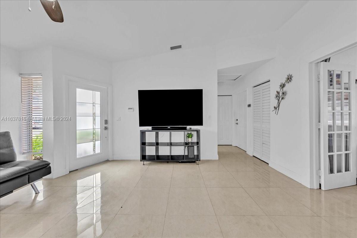 409 Kelly Ln, Weston, Florida image 11