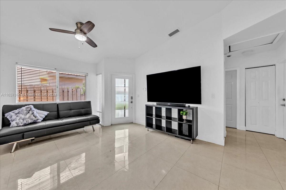 409 Kelly Ln, Weston, Florida image 9