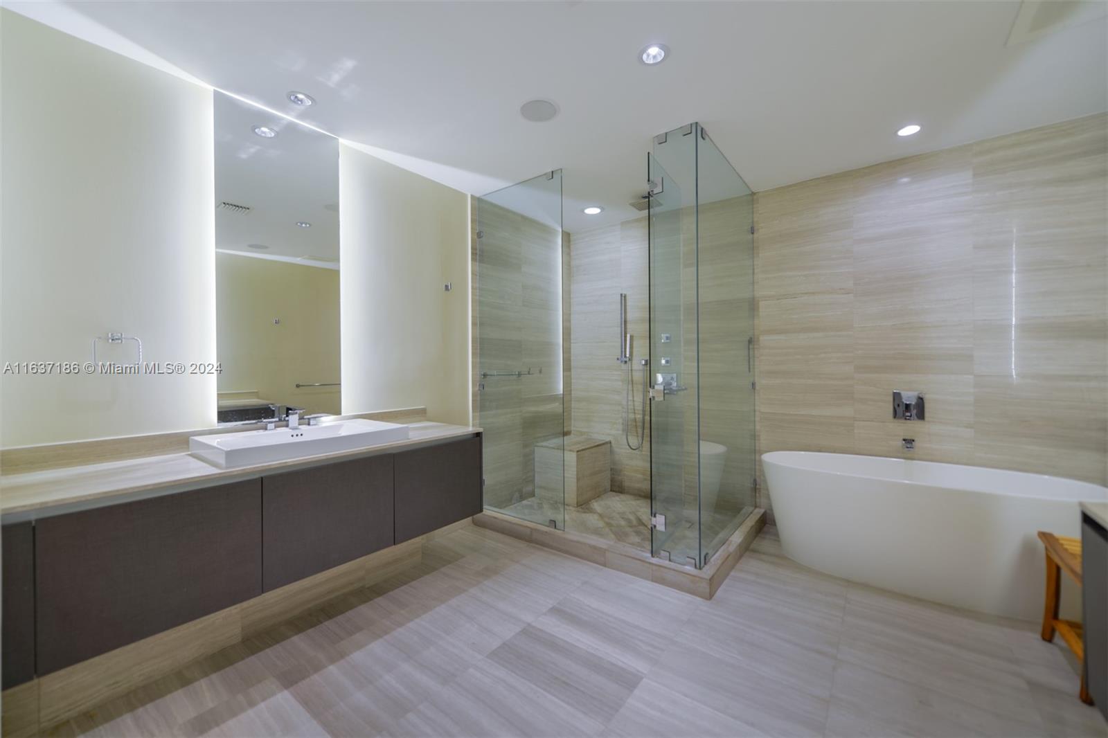 3300 NE 188th St #212, Aventura FL 33180