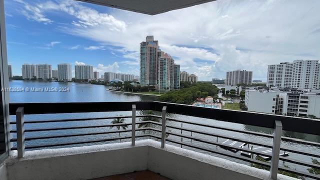 Beautiful and spacious apartment in Aventura, amazing views of the bay ,2 bedrooms 2 full bathroom and half bathroom, open kitchen, full amenities gym pool security 24 hrs., Near Aventura mall and beaches. Washer & Dryer in the unit.