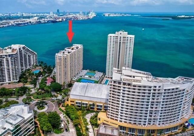 BRIGHT AND BEAUTIFUL 2/2 IN THE EXCLUSIVE ISLAND OF BRICKELL KEY. WATER VIEWS, FRESH PAINT, NEW FLOORS, NEW APPLIANCES. TENNIS COURT, NEW POOL, BEAUTIFUL GYM, JACUZZY, SOCIAL ROOM, VALET, BBQ AREA, CLOSE TO BRICKELL NIGHT LIVE.