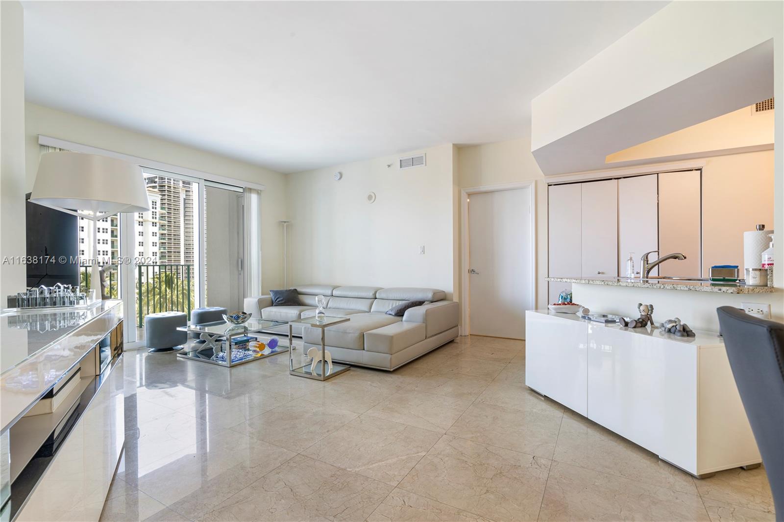 19900 E Country Club Dr #816, Aventura FL 33180