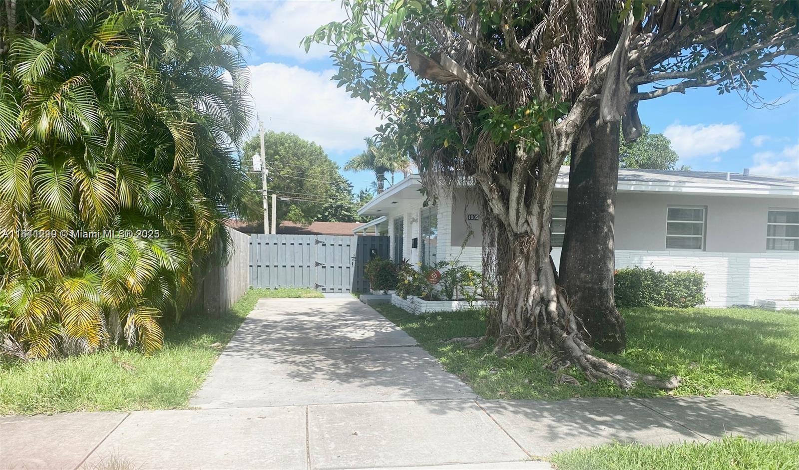 1005 NE 2nd St, Hallandale Beach, Florida image 35