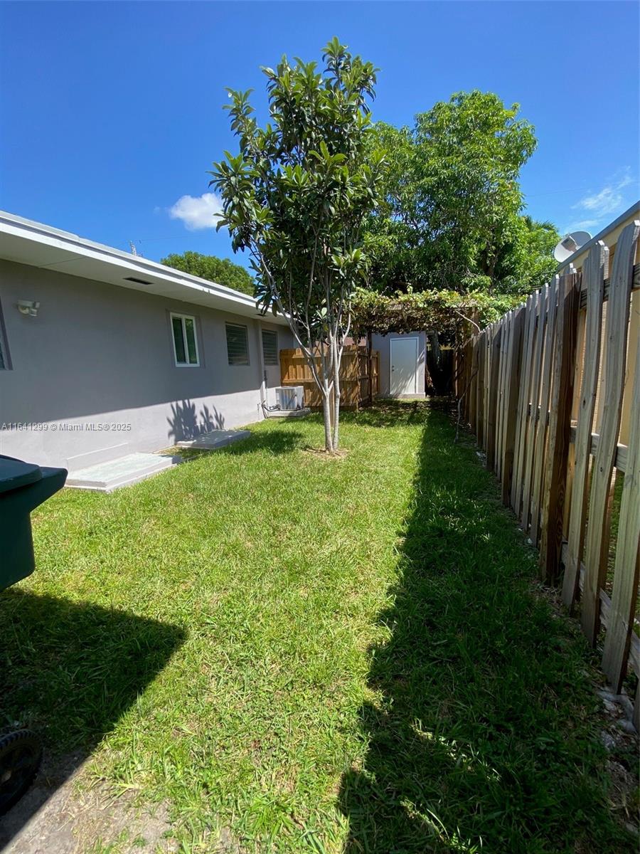 1005 NE 2nd St, Hallandale Beach, Florida image 42