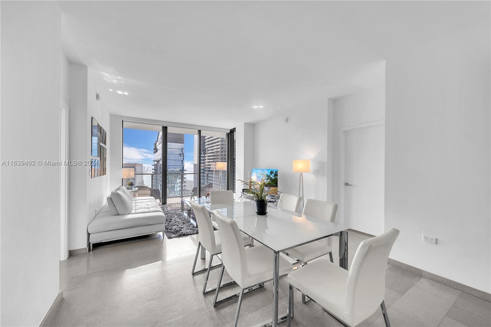 88 SW 7th St #3705, Miami FL 33130