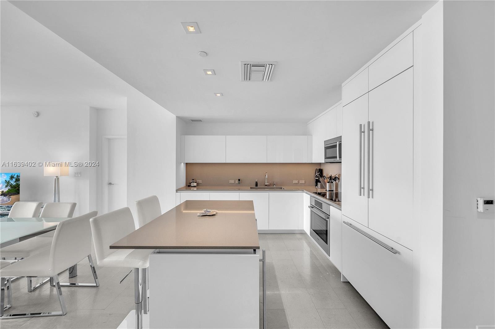88 SW 7th St #3705, Miami FL 33130