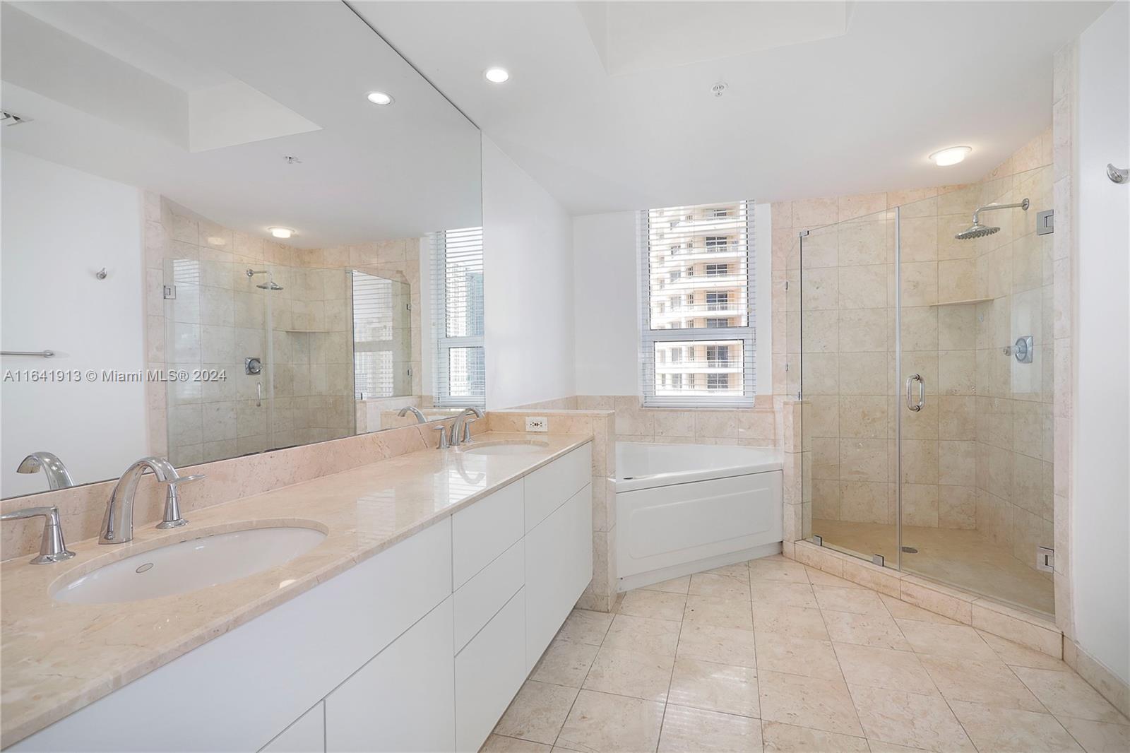 848 Brickell Key Dr #1706, Miami FL 33131