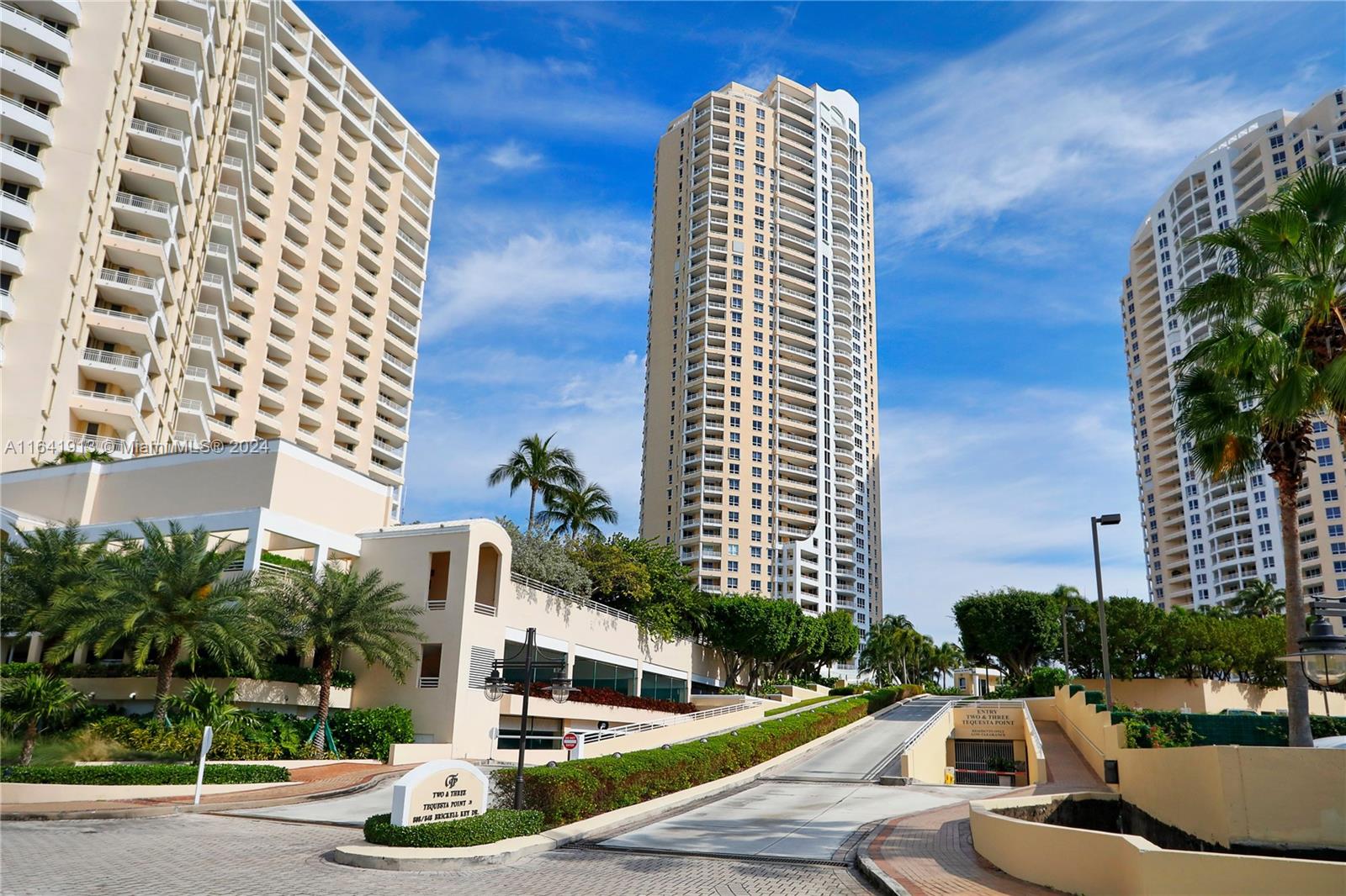 848 Brickell Key Dr #1706, Miami FL 33131
