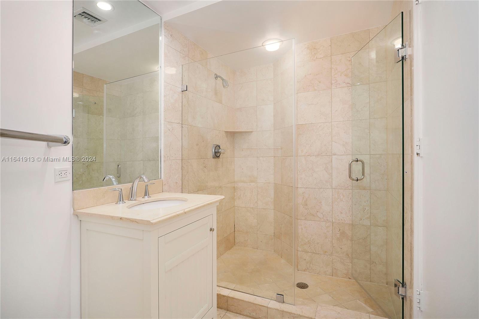 848 Brickell Key Dr #1706, Miami FL 33131