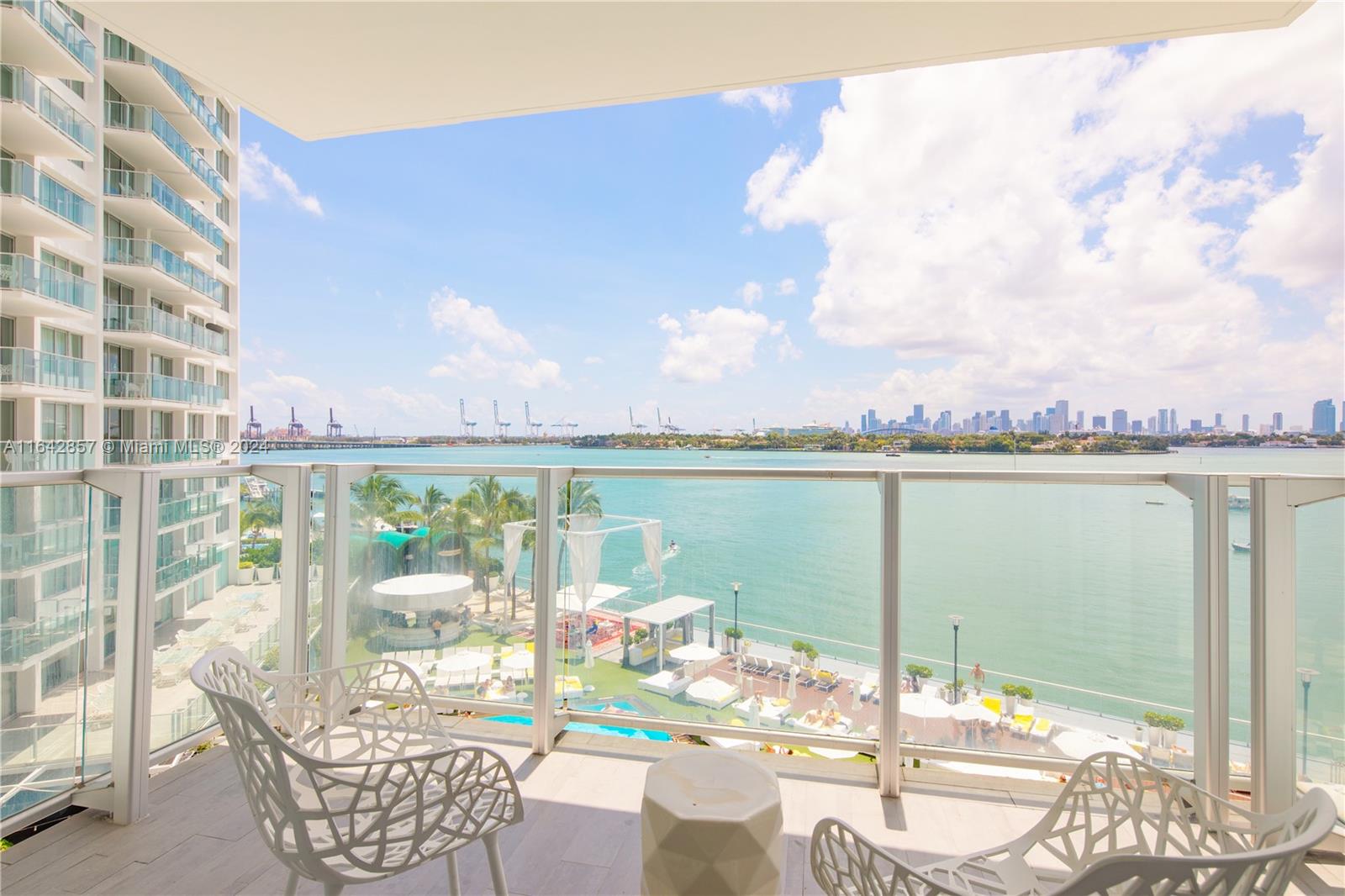 Beautiful studio with balcony opening to stunning direct bay view.
Completely furnished.
Gorgeous pool with restaurant.
Gym & SPA.
This unit is NOT in the hotel program and can be legally rented daily.
5 stars hotel amenities.