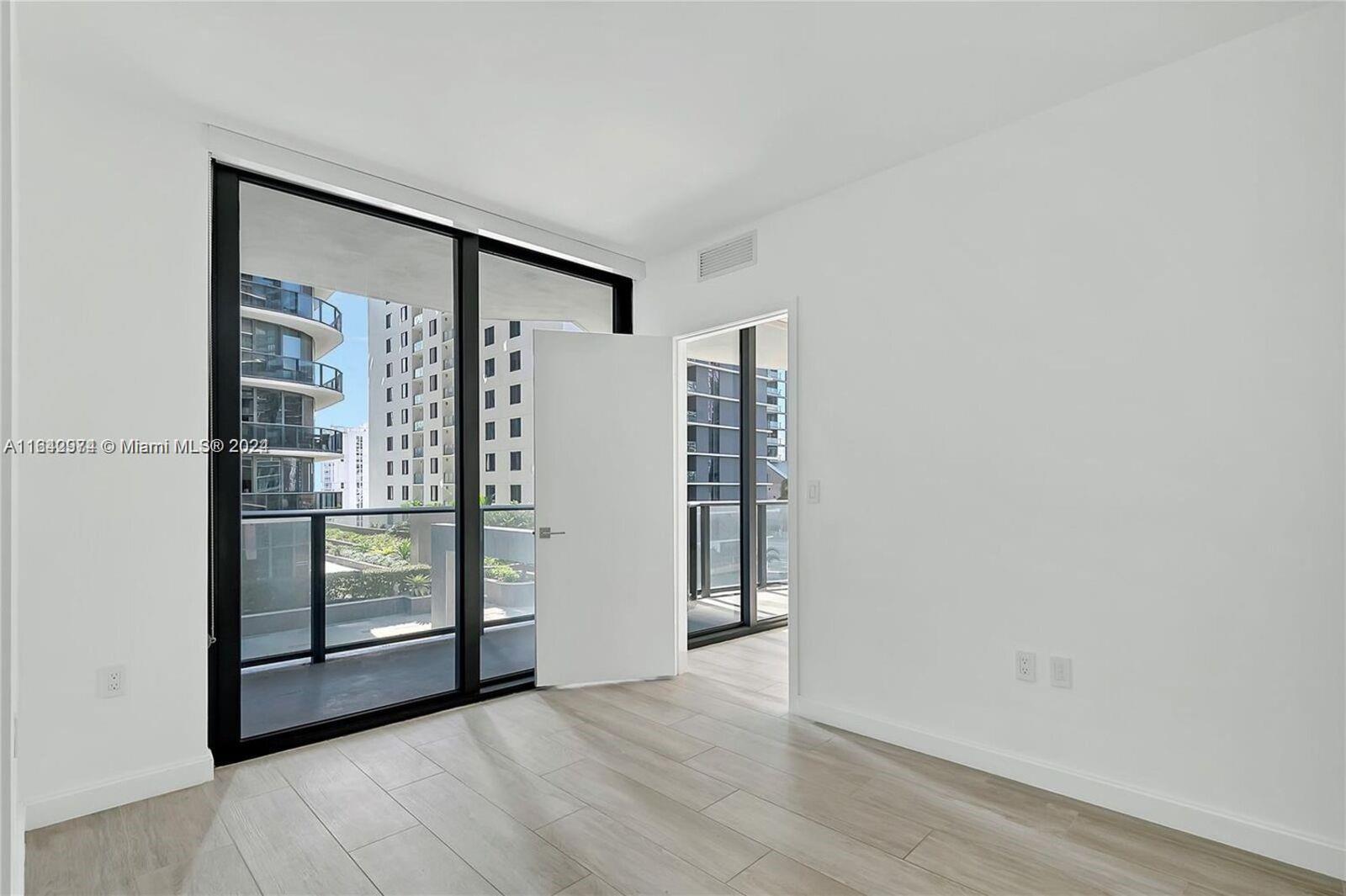 45 SW 9th St #1008, Miami FL 33130
