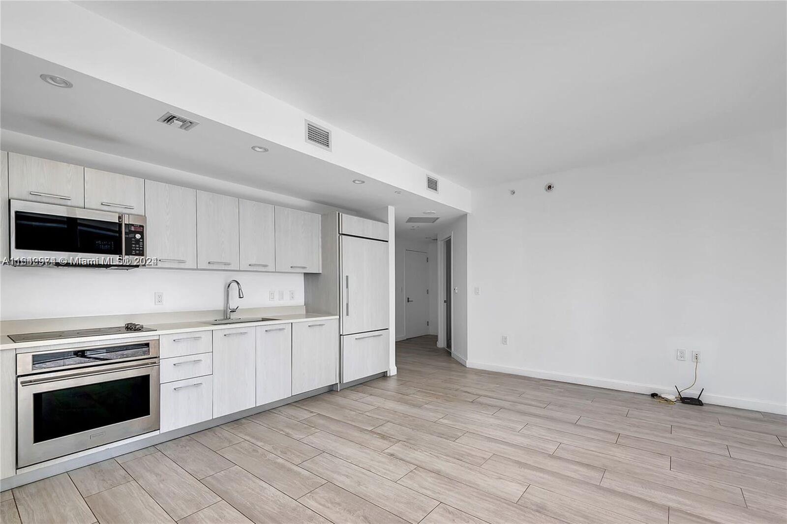 45 SW 9th St #1008, Miami FL 33130