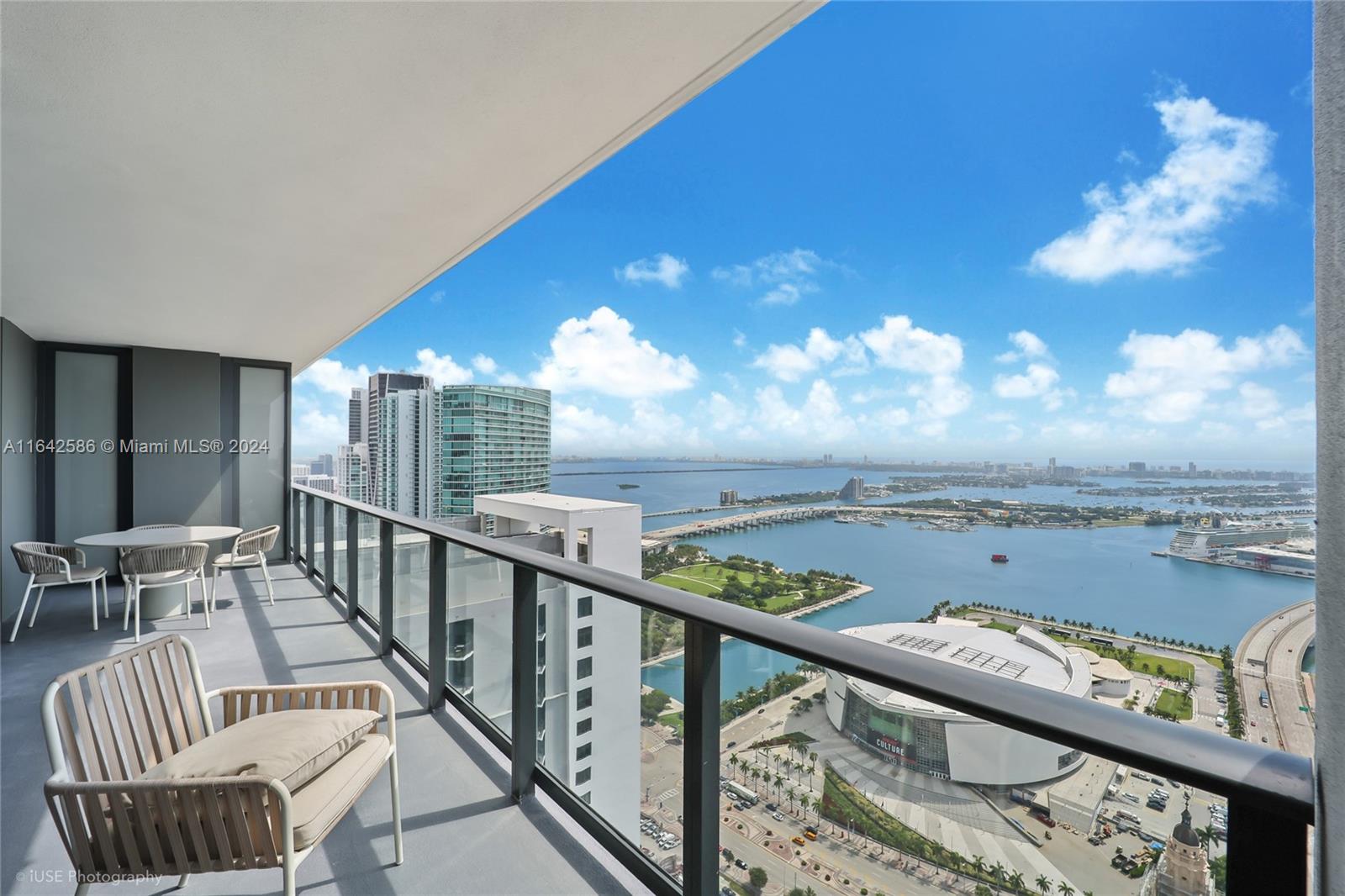 For sale, we have a beautifully furnished and newly built 3-bedroom, 3-bathroom residence in the heart of Downtown Miami. This is a rare opportunity to own a spacious and luxurious unit in one of the city’s premier buildings. With expansive square footage, floor-to-ceiling glass doors, and lofty ceilings, it showcases stunning views of the Miami skyline and Biscayne Bay. The building is centrally located, featuring advanced smart home technology, and is surrounded by Miami’s top dining and entertainment. Residents enjoy world-class amenities, including a gym, pool, spa, social lounge, kids' room, sauna, and three onsite restaurants. Buying this unit offers both luxury living and a valuable investment.