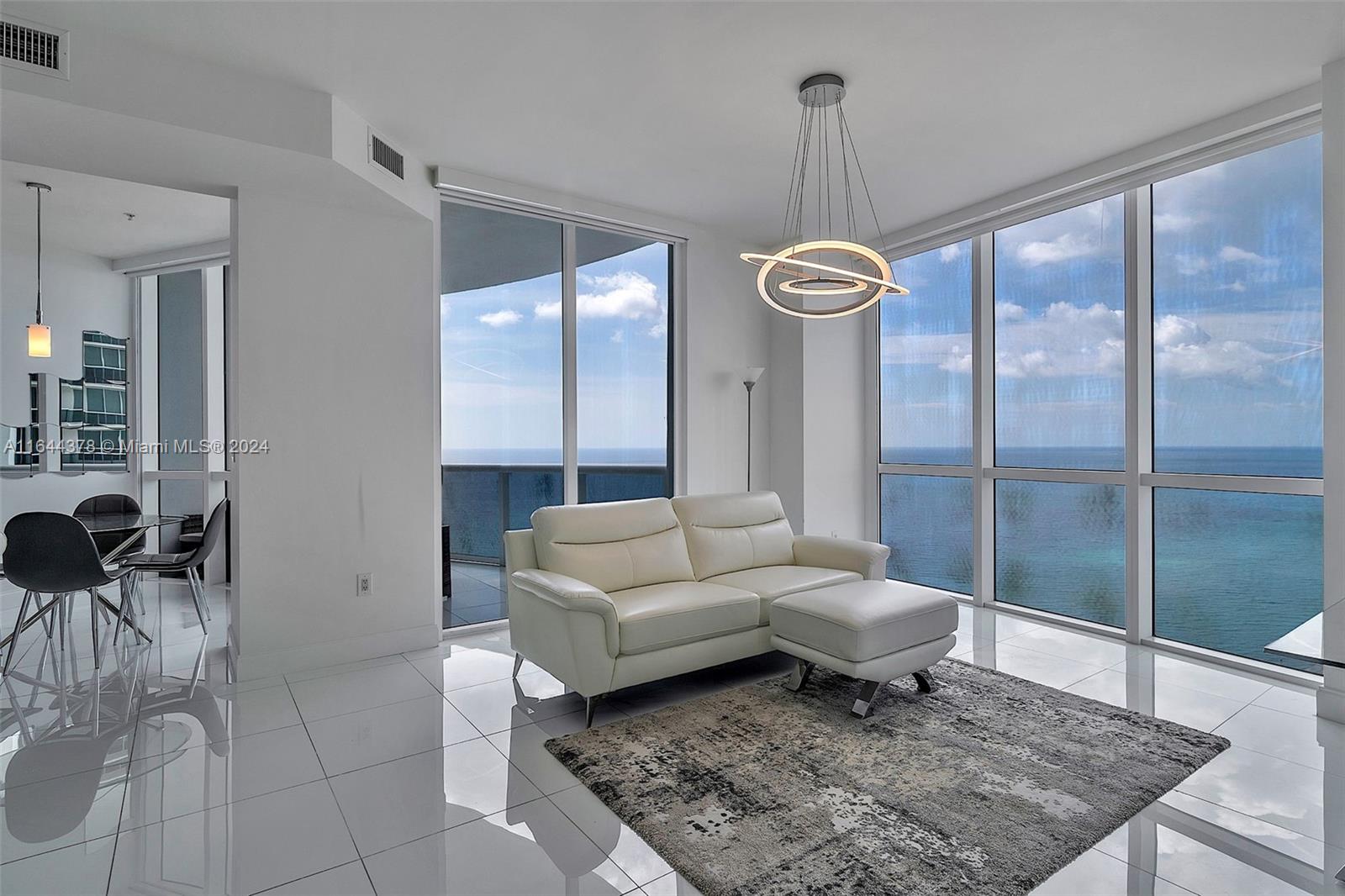 Apartamento à Venda em Sunny Isles Beach, FL
