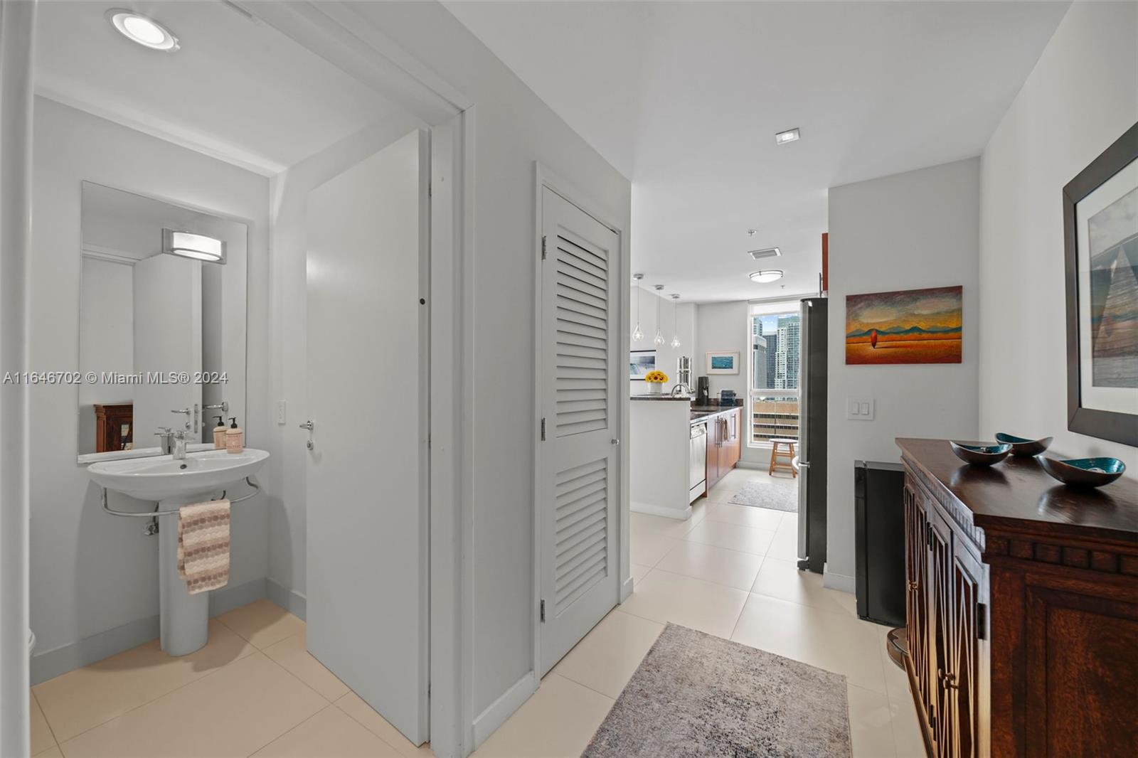 300 S Biscayne Blvd #2501, Miami FL 33131