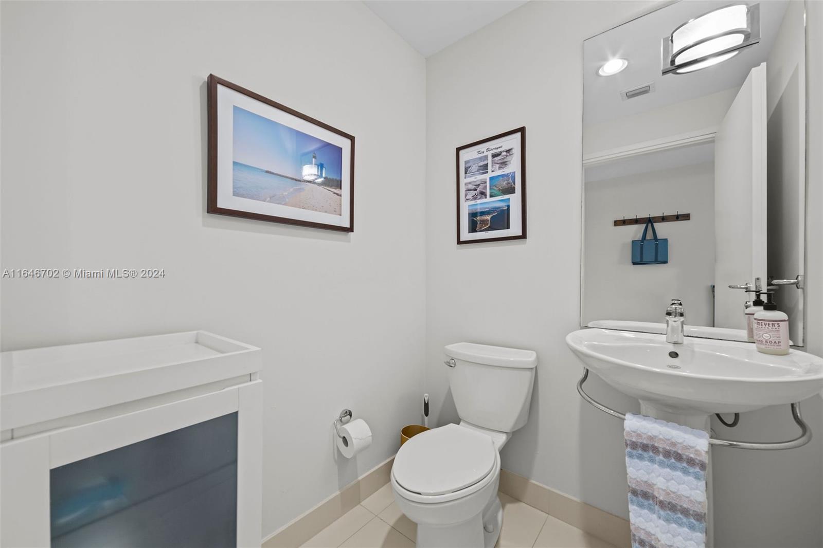 300 S Biscayne Blvd #2501, Miami FL 33131