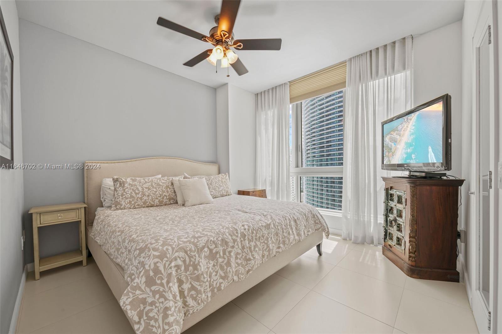 300 S Biscayne Blvd #2501, Miami FL 33131