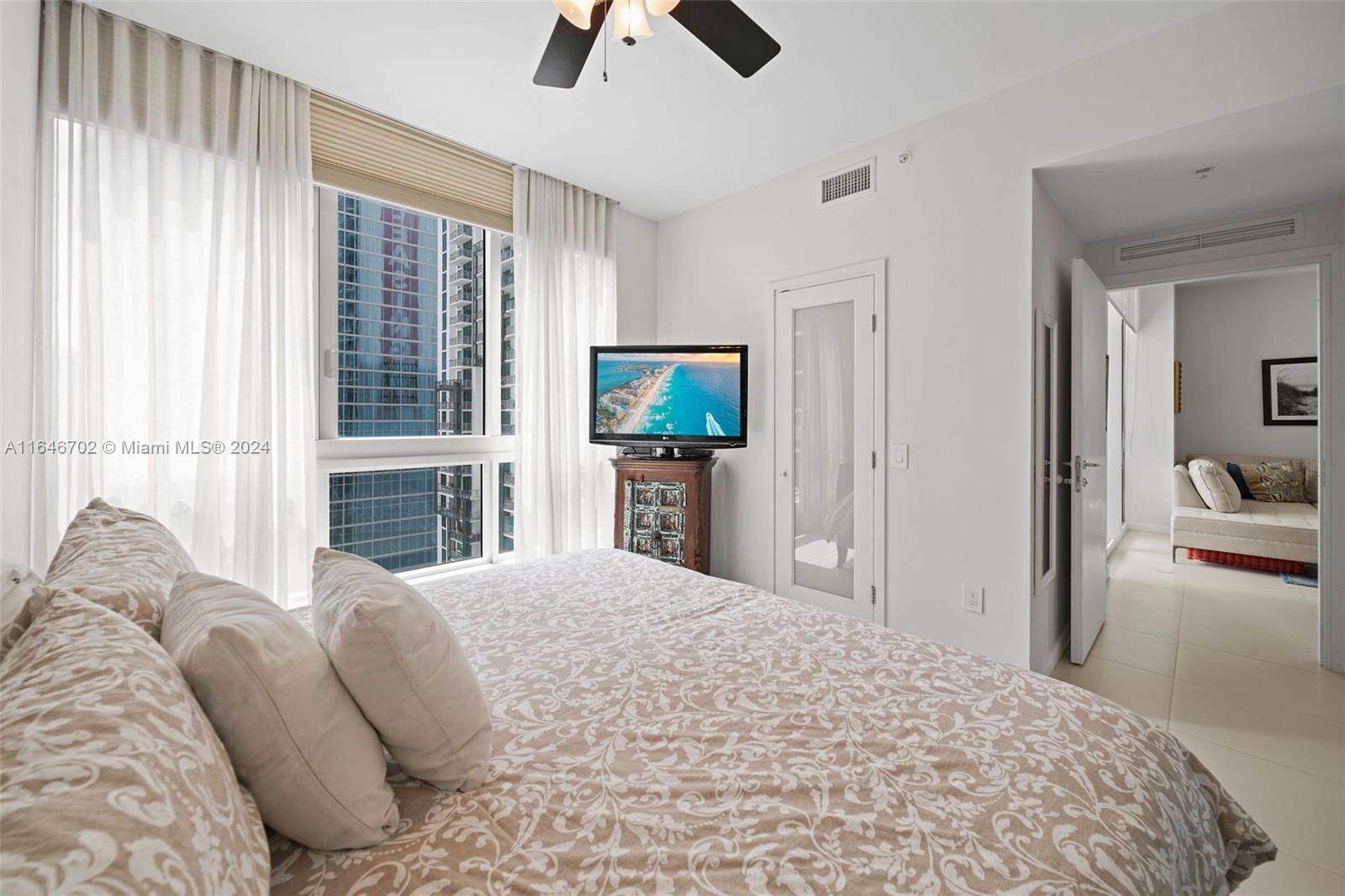 300 S Biscayne Blvd #2501, Miami FL 33131