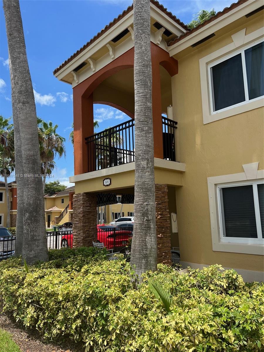 3395 NE 9th St 101