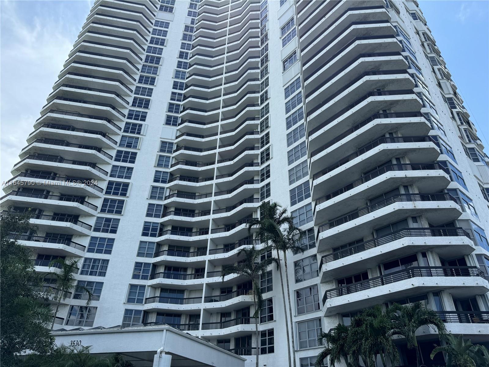 GREAT OPPORTUNITY FOR INVESTORS, APT RENTED UNTIL SEPT 2025 ($3.400/month)
This elegant and spacious apartment features 2 large bedrooms and 2.5 bathrooms. It has new laminate flooring throughout and is offered unfurnished. Located in a prime area, just 5 minutes from the beach and Aventura Mall, 15 minutes from Fort Lauderdale International Airport (FLL), 30 minutes from Miami International Airport (MIA), and offering a spectacular view of the Intracoastal. The amenities include a gated community with 24-hour security, a fully equipped gym, a pool, clay tennis courts, a dog park, a mini-market, two pickleball courts, and much more. Special assetment up to date.