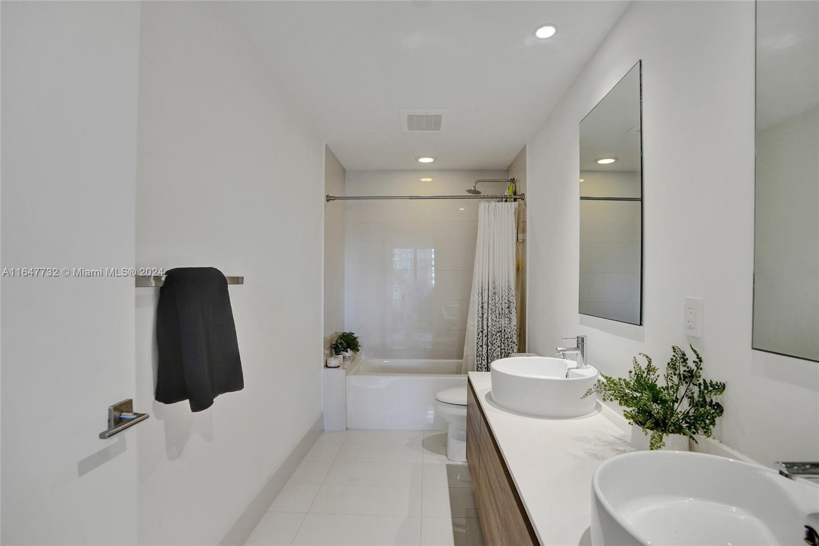 121 NE 34th St #902, Miami FL 33137