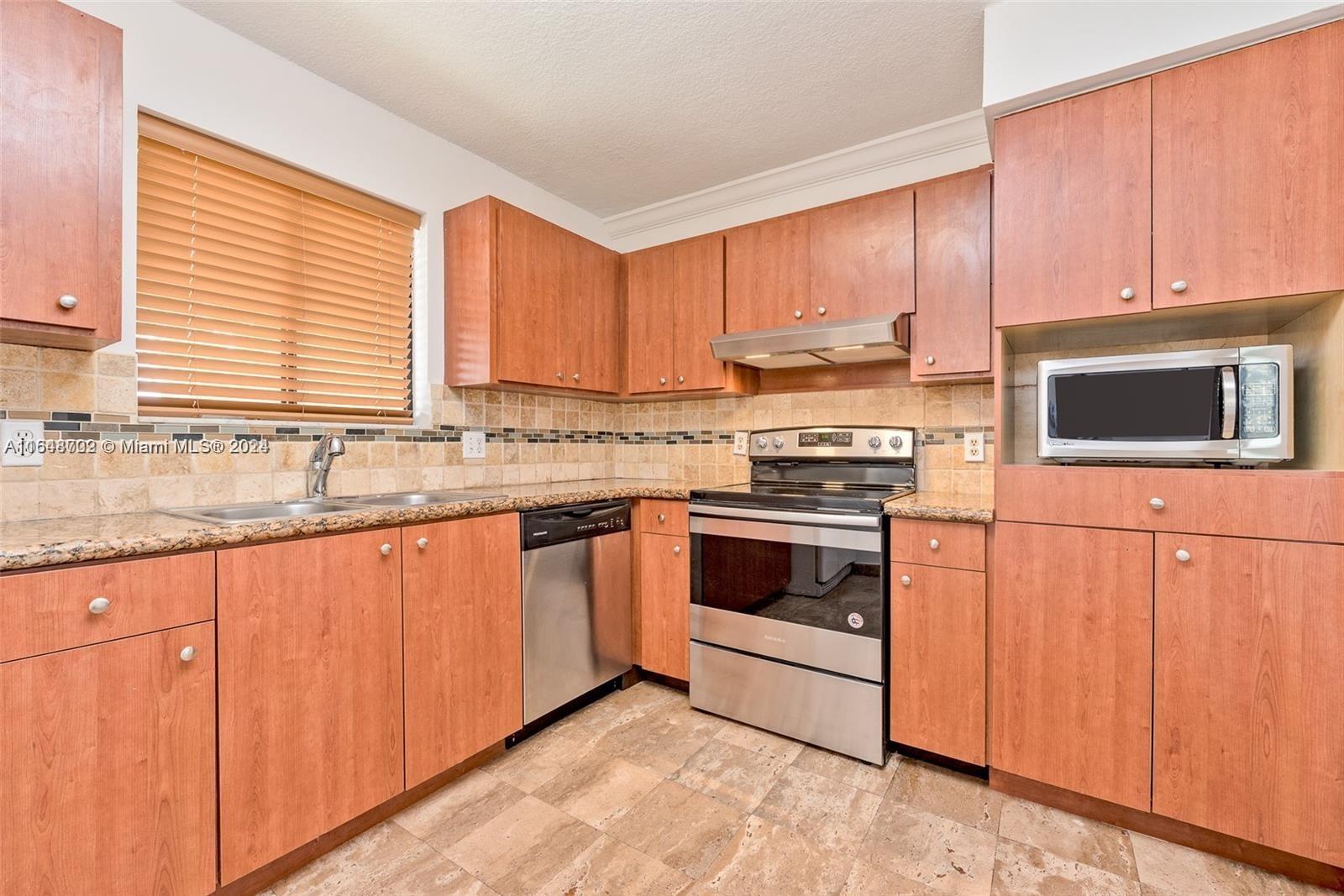 350 Lakeview Dr #201, Weston, Florida image 3