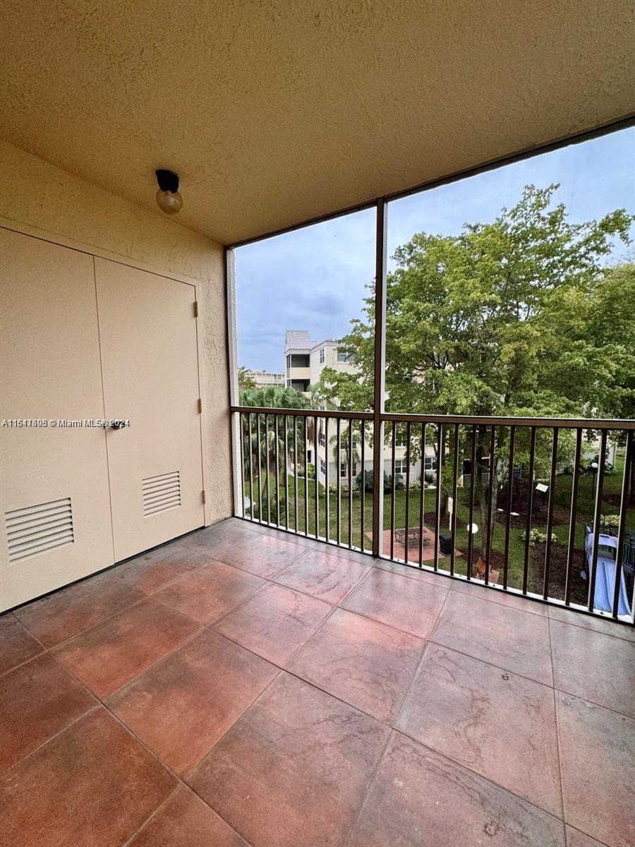 8235 Lake Dr #404, Doral, Florida image 19